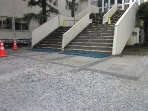 生徒玄関の階段手前から以前のコンクリートが露出